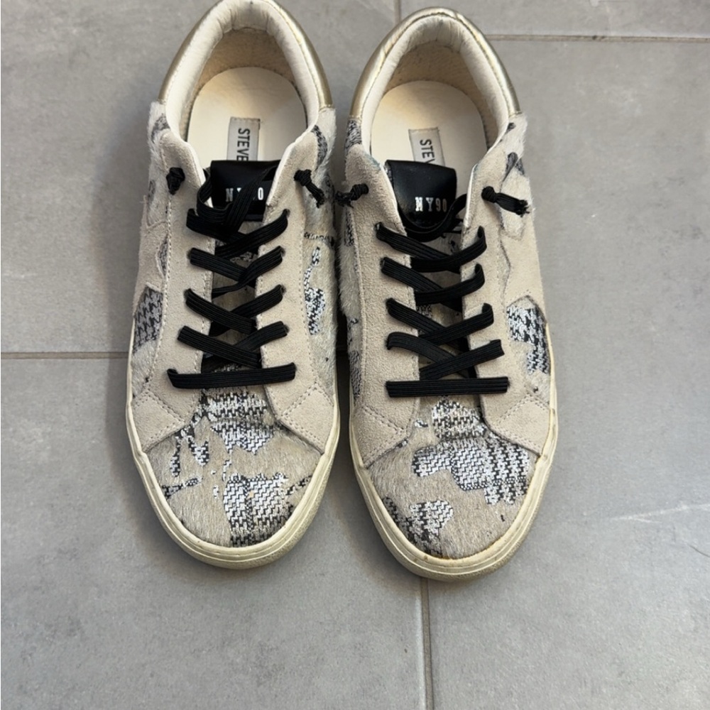 Steve Madden Beige and Black Sneakers